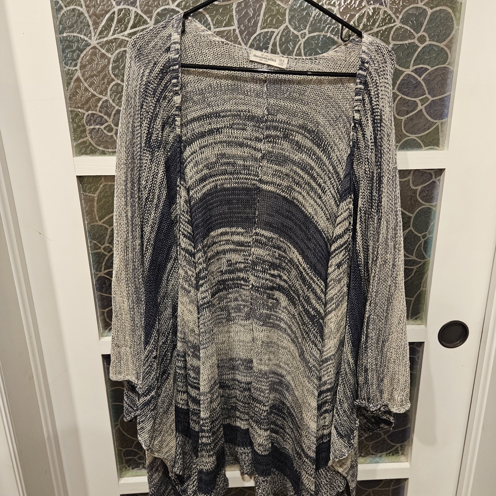 Abercrombie & Fitch Black and Gray Knit Sweater